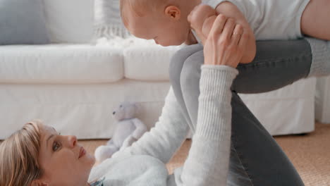 Madre-Feliz-Jugando-Con-El-Bebé-En-Casa-Divirtiéndose-Juguetonamente-Con-La-Madre-Sonriente-Del-Niño-Disfrutando-De-La-Maternidad-4k