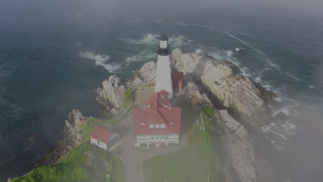 dron panorámico alrededor del paisaje oceánico de la casa de la luz en maine