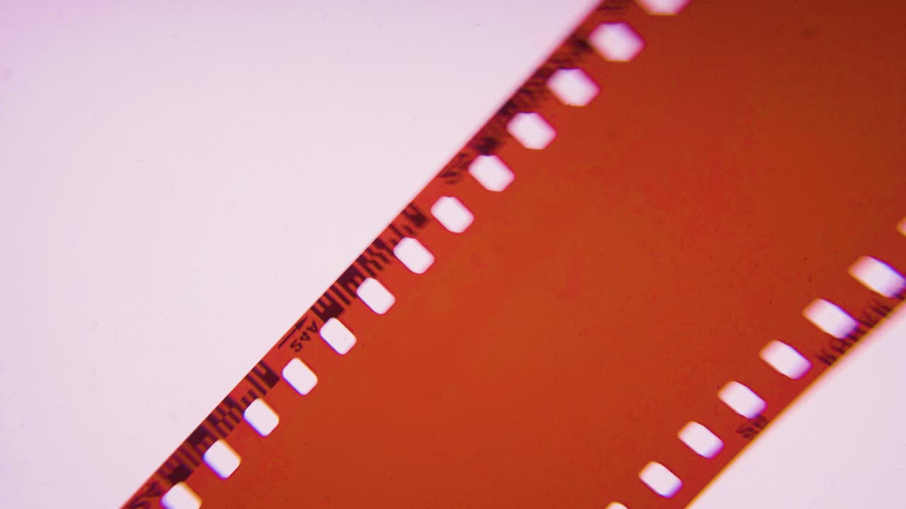 superposición de tiras de película de 35 mm de época roja