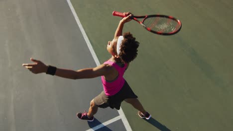 Video-De-La-Vista-Superior-De-Una-Tenista-Afroamericana-Enfocada-Sosteniendo-Una-Raqueta-Y-Golpeando-Una-Pelota