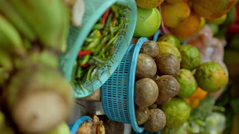 Variedad-Vertical-De-Frutas-Tropicales-Frescas-En-El-Mercado-Africano.