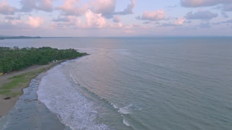 Luftüberführung-Strand-Und-Küste-Von-Miches-In-Der-Provinz-El-Seibo-Während-Der-Sonnenuntergangszeit