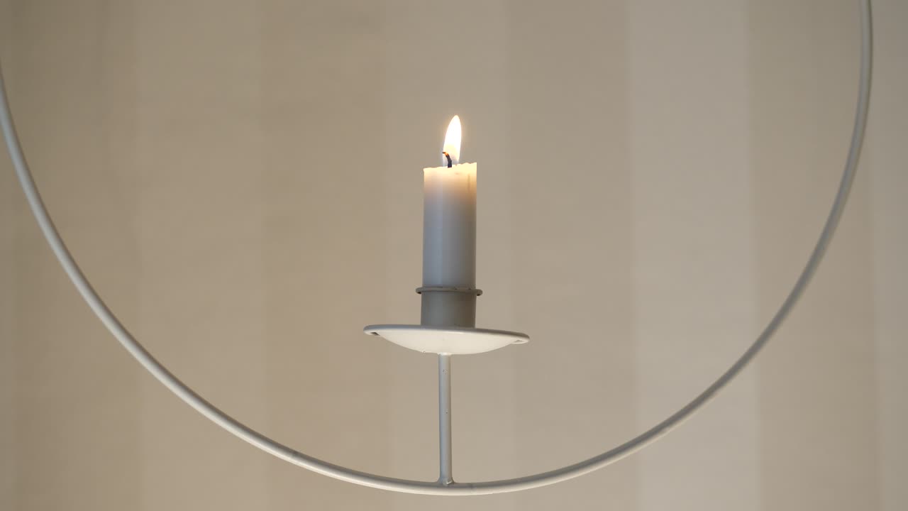 vela blanca elegante que cuelga del techo, tiro estático