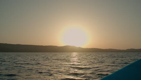 Zeitlupenansicht-Des-Sommerferien-Sonnenuntergangs-Am-Meer,-Segeln-An-Bord-Des-Bootes