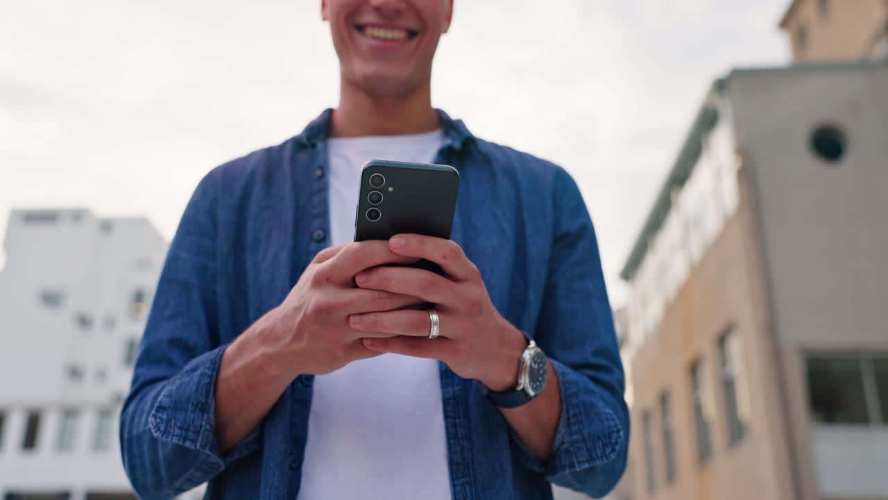 A man using his smartphone in an urban setting