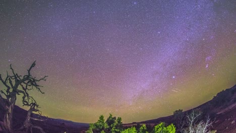 el lapso de tiempo de la hermosa vía láctea se mueve sobre el parque estatal de dead horsepoint, utah, estados unidos.