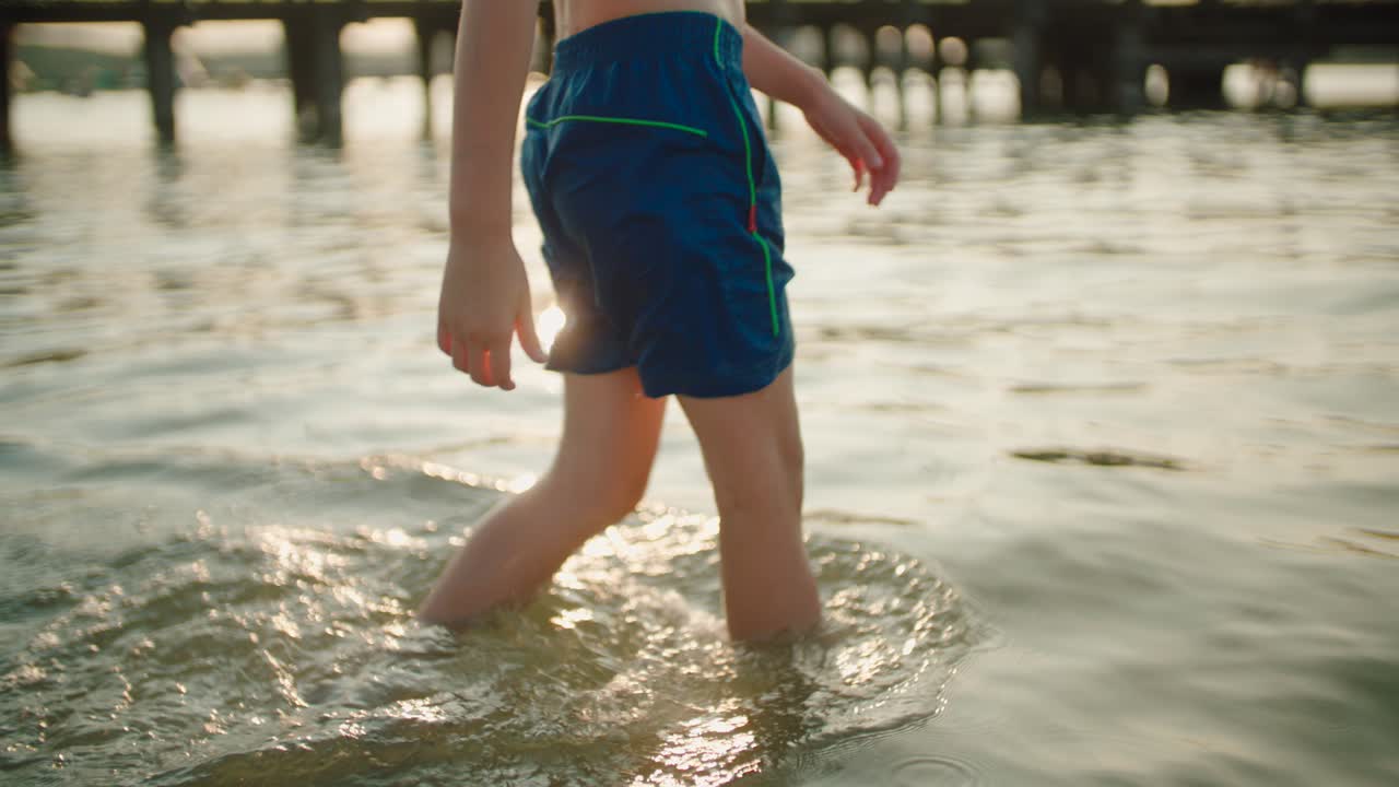 소년은 호수에 들어가고 슬로우 모션