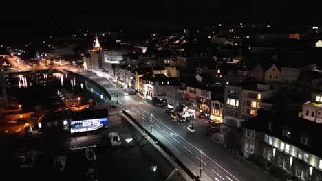 Flug-Bei-Nacht-Entlang-Der-Beleuchteten-Strandpromenade-Von-St.-Peter-Port-In-Guernsey-über-North-Plantation-Und-Victoria-Marina