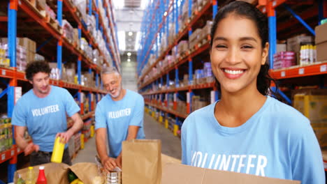 Voluntarios-Distribuyendo-Comida