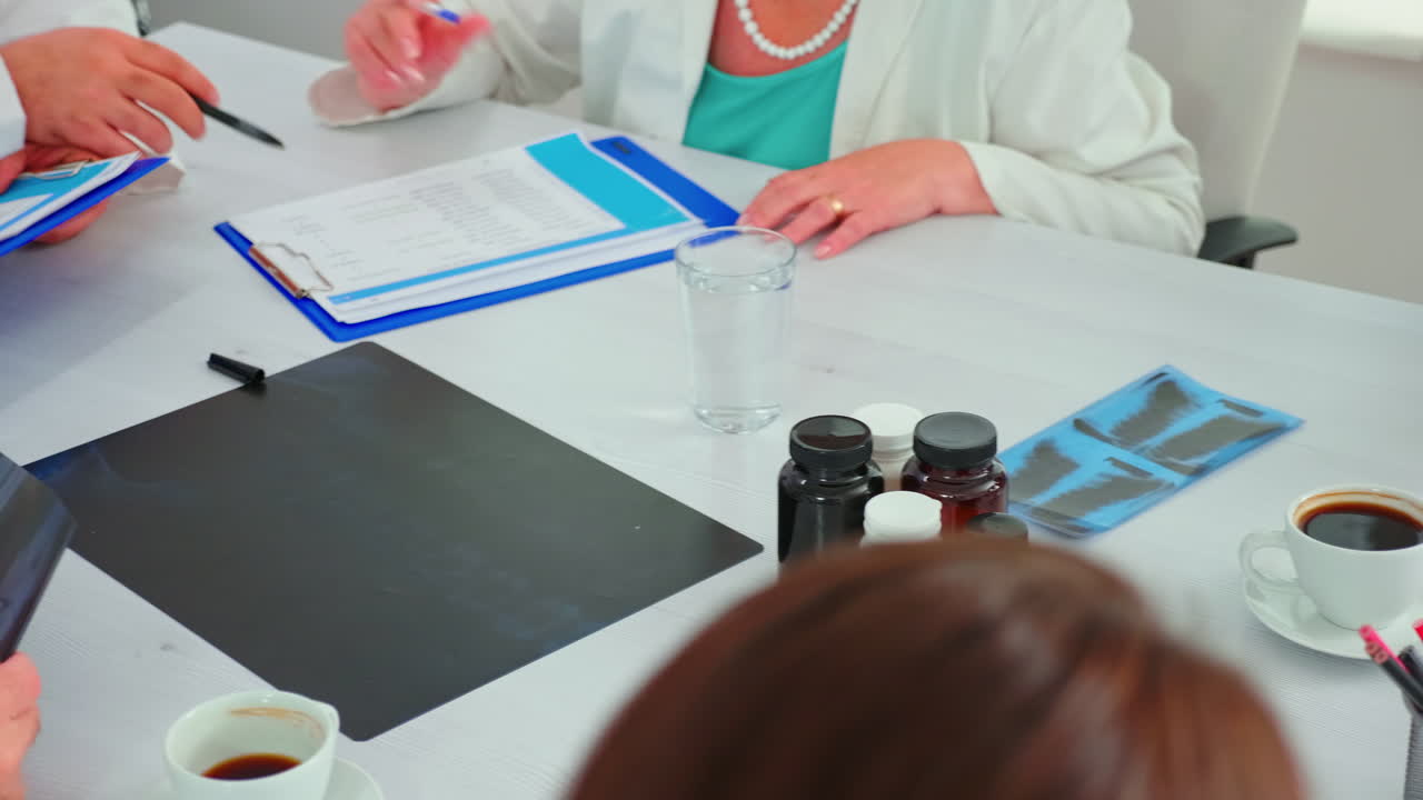 의료 브리핑 도중 함께 일 하는 알려지지 않은 의사 들 의 근접 사진