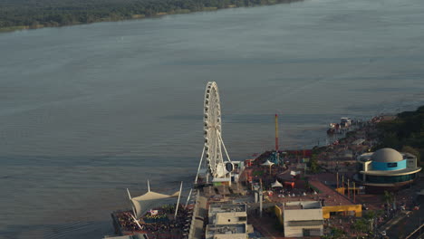 La-Perla-Riesenrad,-Luftfahrt-Aus-Malecon-Guayaquil-Stadt-Ecuador