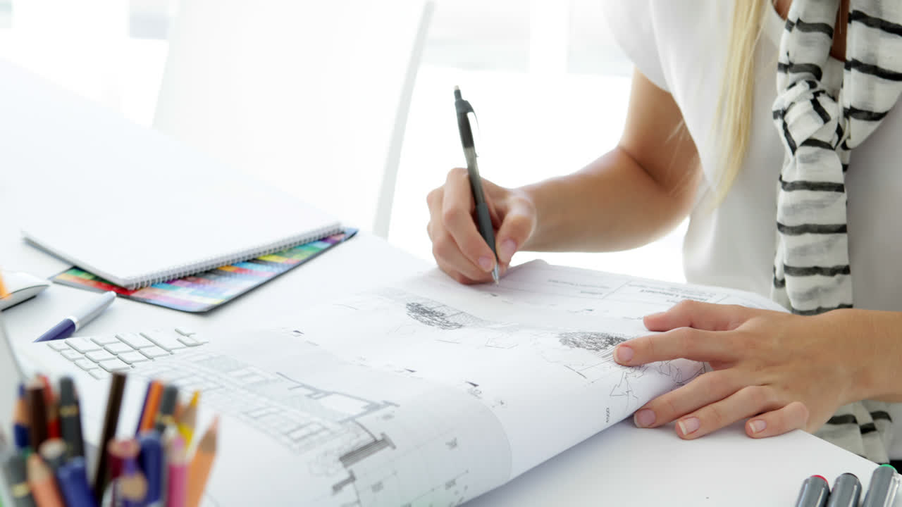 귀여운 크리에이티브 디자이너가 컴퓨터에서 일하고 있습니다.