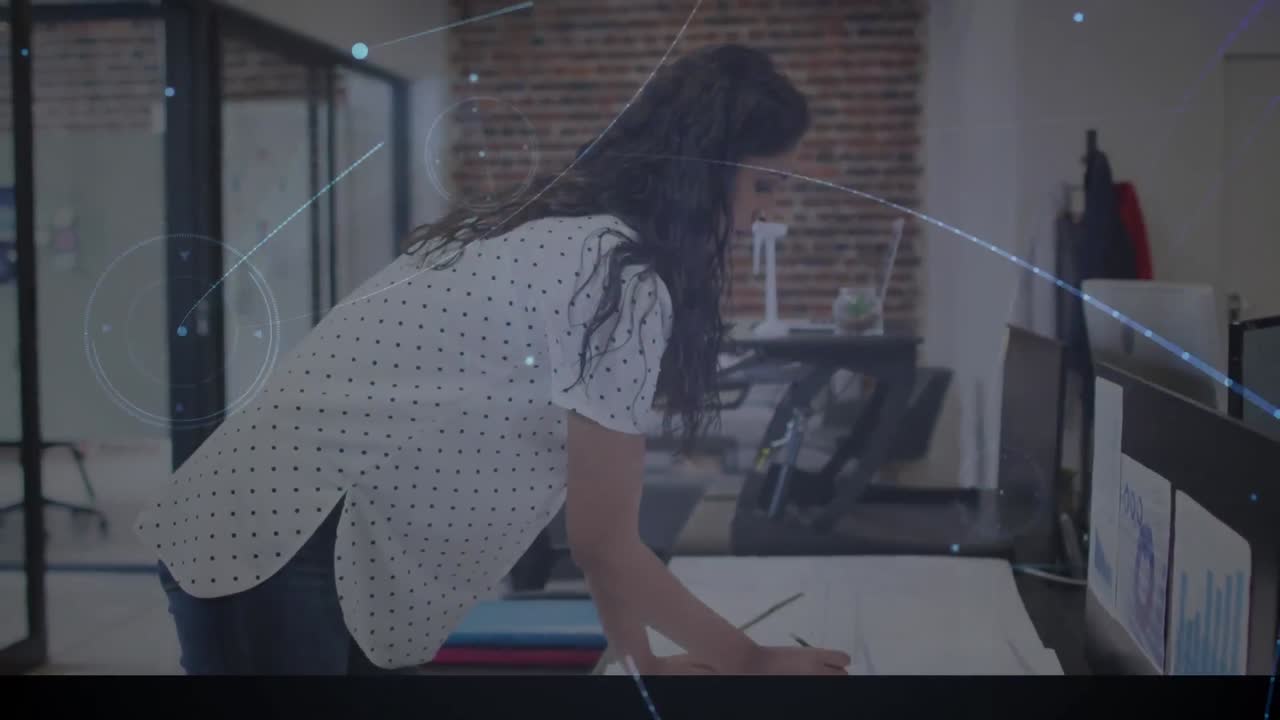 animación de la red de conexiones sobre la mujer de negocios que utiliza la computadora en la oficina