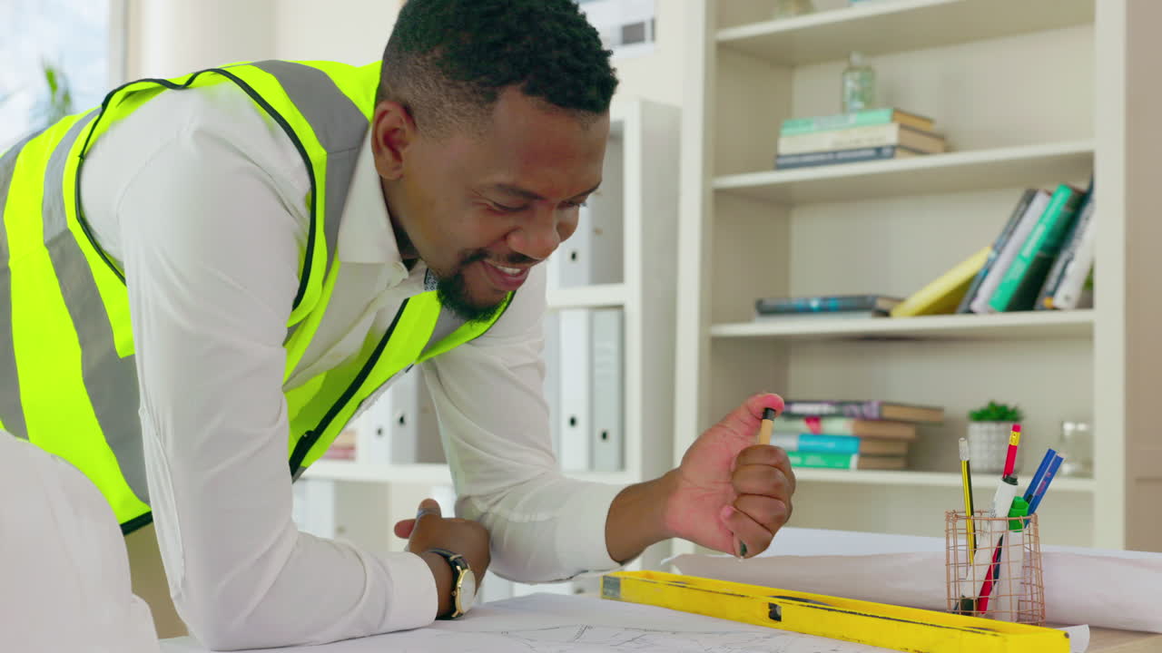 hombre negro, ingeniero y arquitecto de planificación