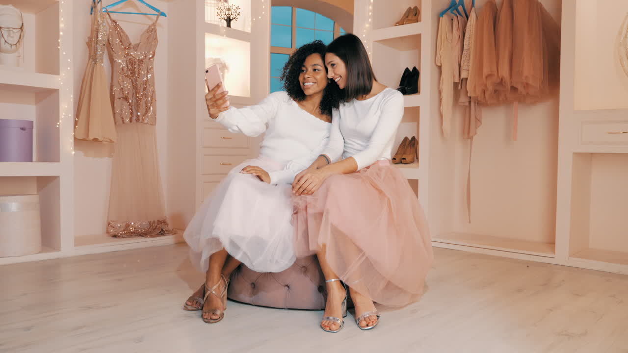 dos mujeres tomando una selfie en un camerino