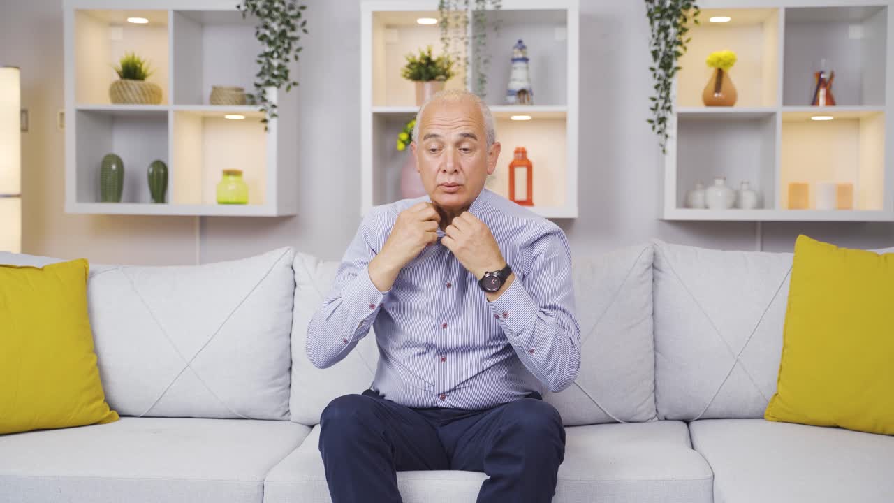 집에 흥분한 귀여운  ⁇ 은이.