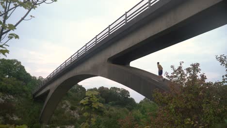 un hombre sube a un puente solo.