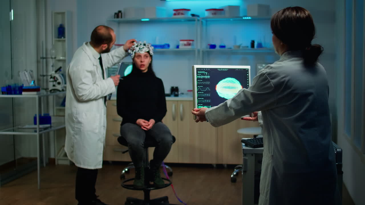 hombre examinando los sensores de los auriculares eeg, monitoreando la función cerebral