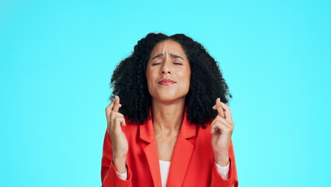 rezando, cruzando los dedos y esperando con la mujer negra
