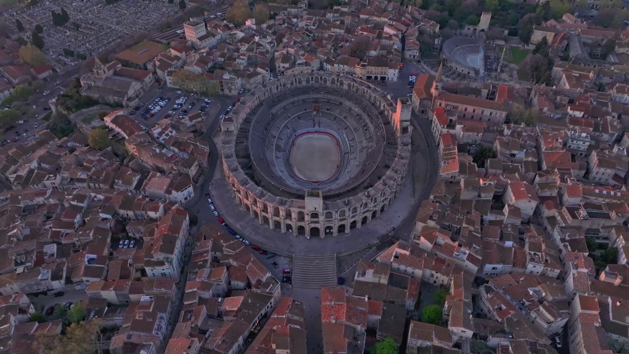 Ripresa drone della città di Arles all'alba con muratura storica.