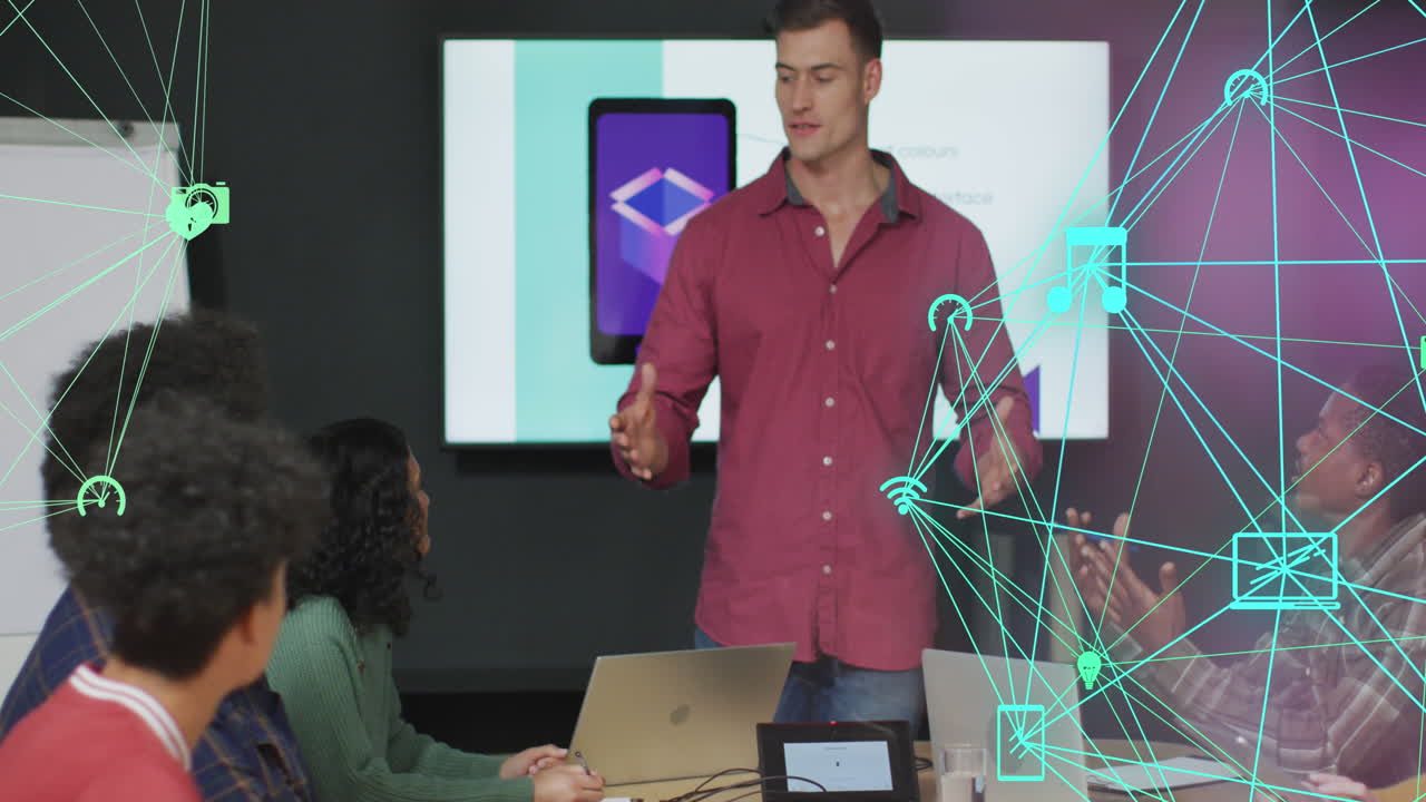 animación de globos de iconos digitales girando sobre el hombre caucásico dando una presentación en la oficina