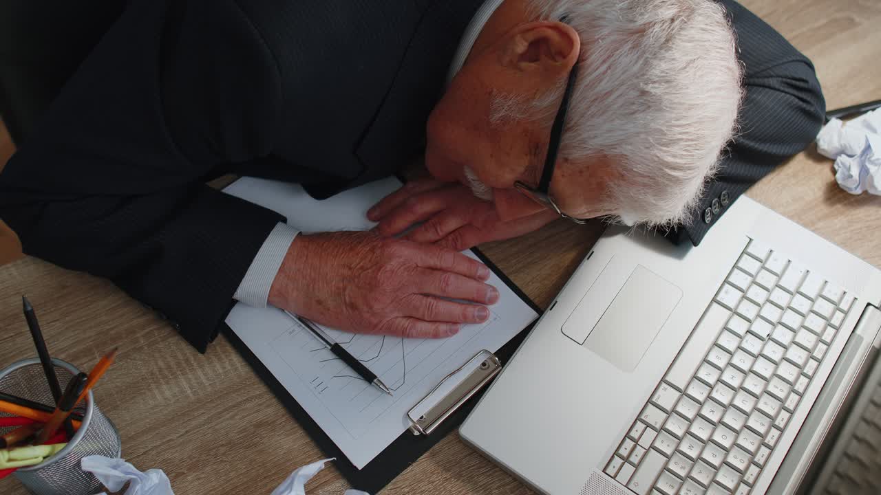 피곤한 졸음 과로 노인 사업가 잠들고 노트북과 함께 집 사무실 책상에 앉아