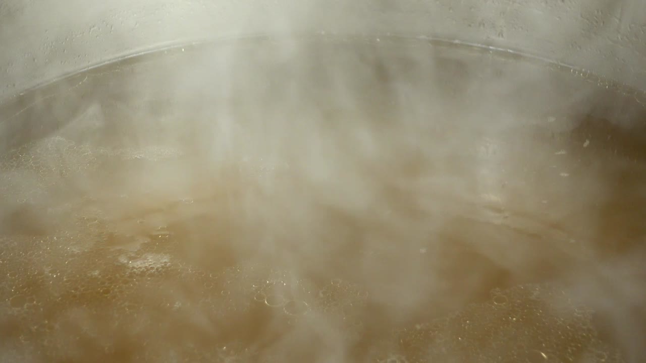 出汁の調理。キッチンでの撮影