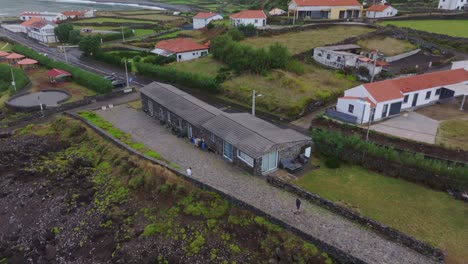 Foto-Revelada-De-Una-Casa-De-Vacaciones-Cerca-De-La-Costa-En-La-Ciudad-De-Fajã-Grande-En-Flores-Azores,-Aérea