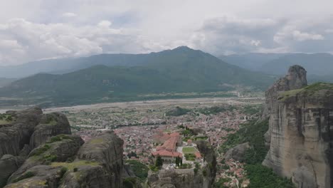 lento aéreo hacia el monasterio de la santa trinidad en meteora con kalabaka detrás