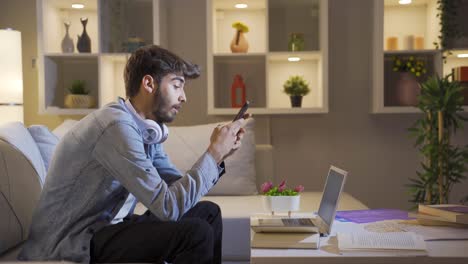 el hombre que envía mensajes por teléfono por la noche es infeliz y triste.