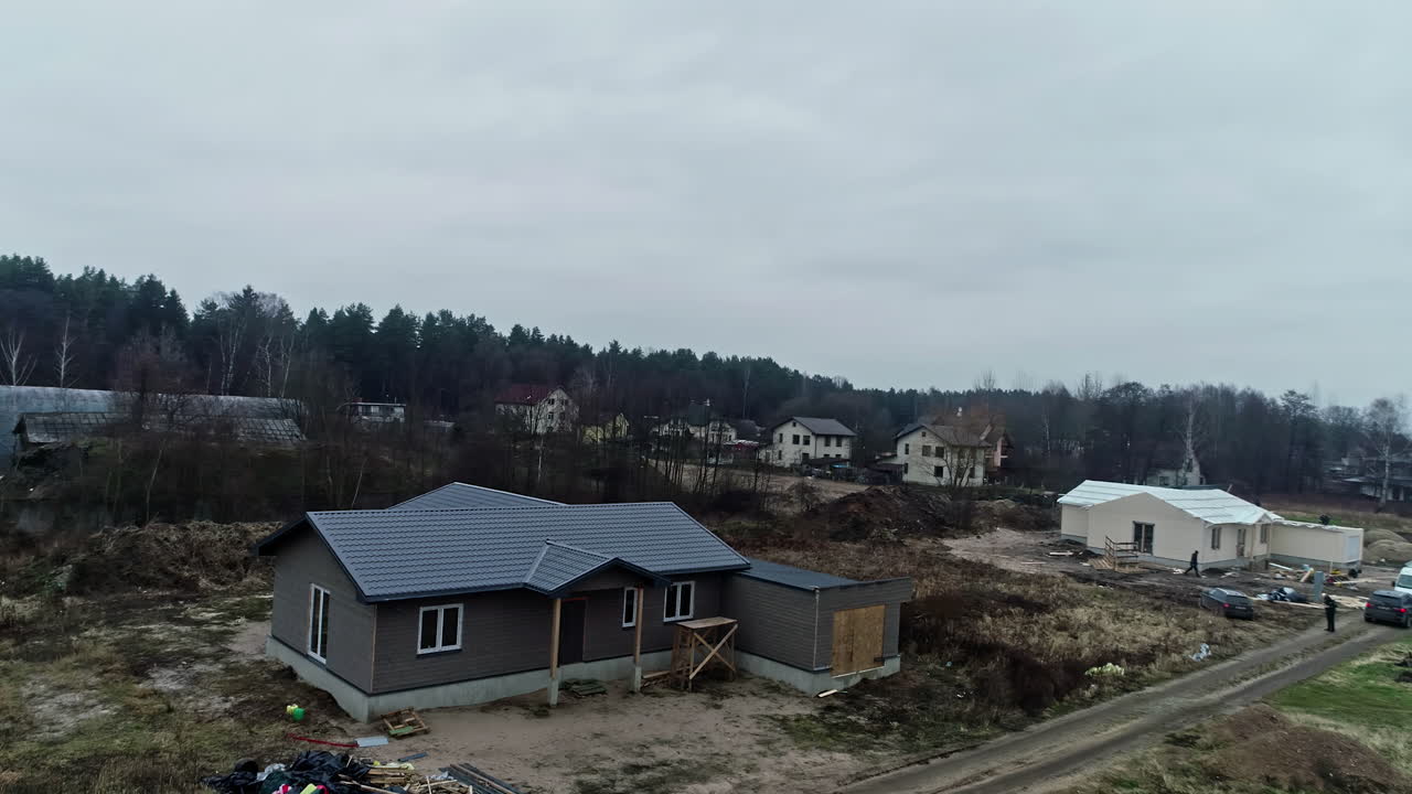 Luftfoto af et boligudviklingsområde i skoven på en overskyet dag.