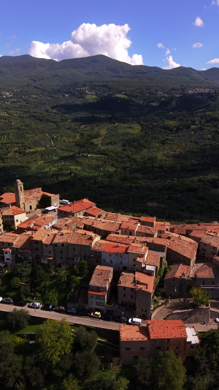Vista aerea di Montegiovi, un antico borgo storico con case in pietra, vigneti, uliveti e le dolci colline toscane