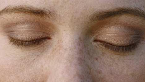 ojos macro cerrados de una hermosa mujer caucásica que parece feliz