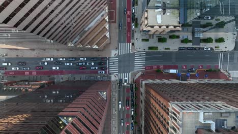 antena de arriba hacia abajo de un dron en una ciudad urbana de ee.uu.