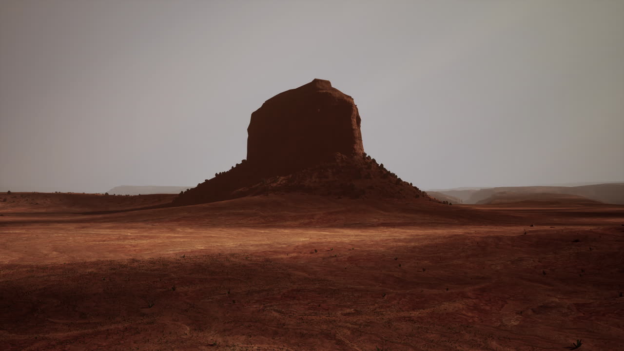 Una solitaria formazione rocciosa si erge imponente nel deserto