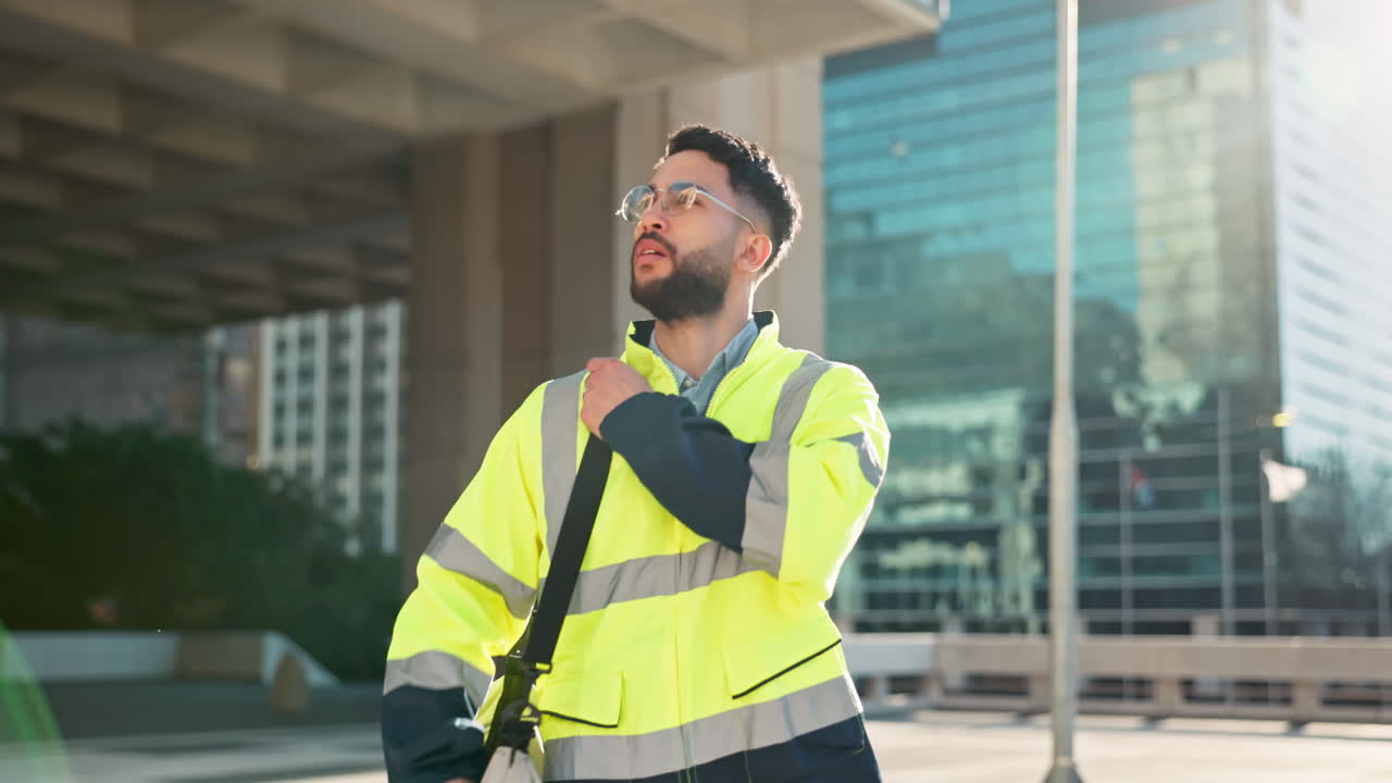 hombre ingeniero, caminando y calle en la ciudad