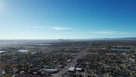 Vista-Aérea-De-Drones-Panorámica-Hacia-La-Izquierda-De-Denver,-Colorado