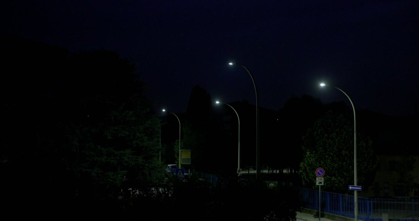 Straatlantaarnpaal tegen de lucht met bliksemflits. Statisch beeld.