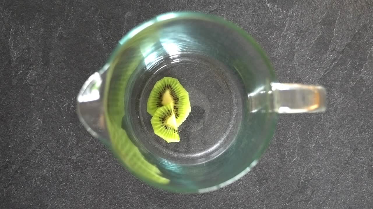 Kiwi vegano salutare tagliato a fette al rallentatore per le vitamine