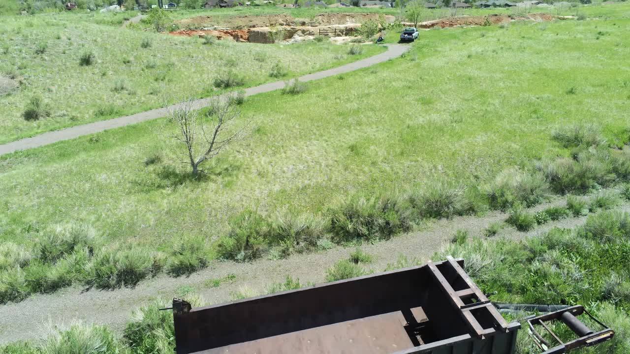 세기의 전환기에 남겨진 오래된 광산 수레 위의 냄비