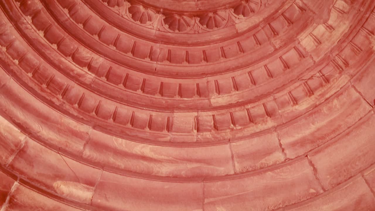 cúpula del antiguo templo hindú dentro de la arquitectura desde un ángulo único en el día tomado en el jardín mandore jodhpur rajasthan india