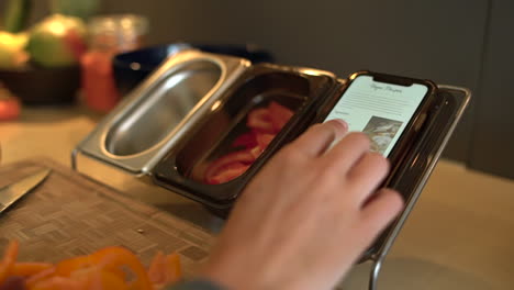 primer plano de manos femeninas receta de desplazamiento en el teléfono