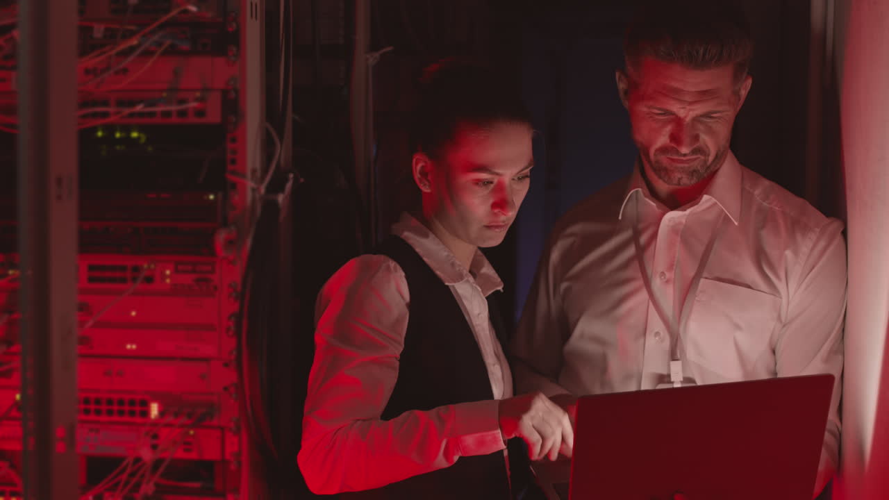 profesionales de it que colaboran en un centro de datos