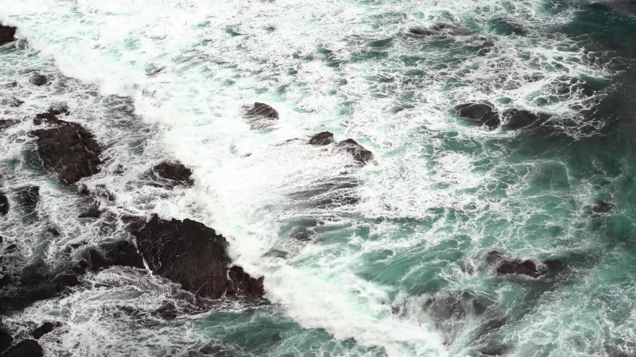 Filmato calmo e tranquillo di bellissime onde blu dell'oceano che si infrangono sulla costa rocciosa a Loch Ard Gorge, Costa dei 12 Apostoli e entroterra di Port Campbell