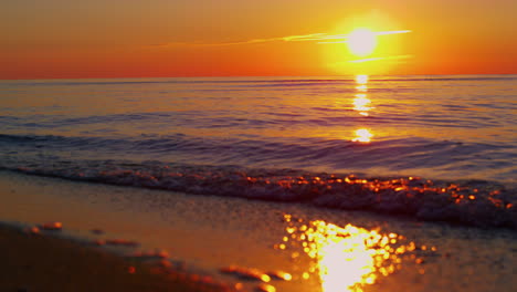 Blick-Auf-Das-Meer-Am-Morgen-Mit-Aufgehender-Sonne-Am-Meereshorizont-Bei-Goldenem-Sonnenaufgang.-Meereswelle