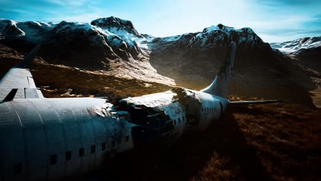 el avión se estrelló en una montaña.