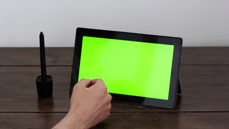 reads a document on the screen and puts an electronic signature. a tablet with a green screen.