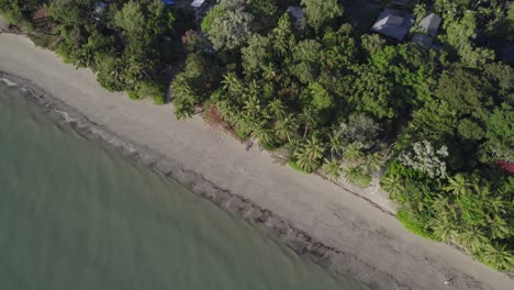 Blick-Von-Oben-Nach-Unten-Auf-Das-Sandige-Ufer-Am-Four-Mile-Beach-In-Port-Douglas,-Queensland,-Australien---Drohnenaufnahme