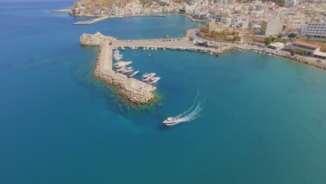 Luftaufnahme:-Blick-Auf-Den-Hafen-Und-Die-Stadt-Karpathos