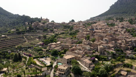 Historisches-Mittelalterliches-Valldemossa-Dorf-Am-Hang-Auf-Mallorca,-Spanien